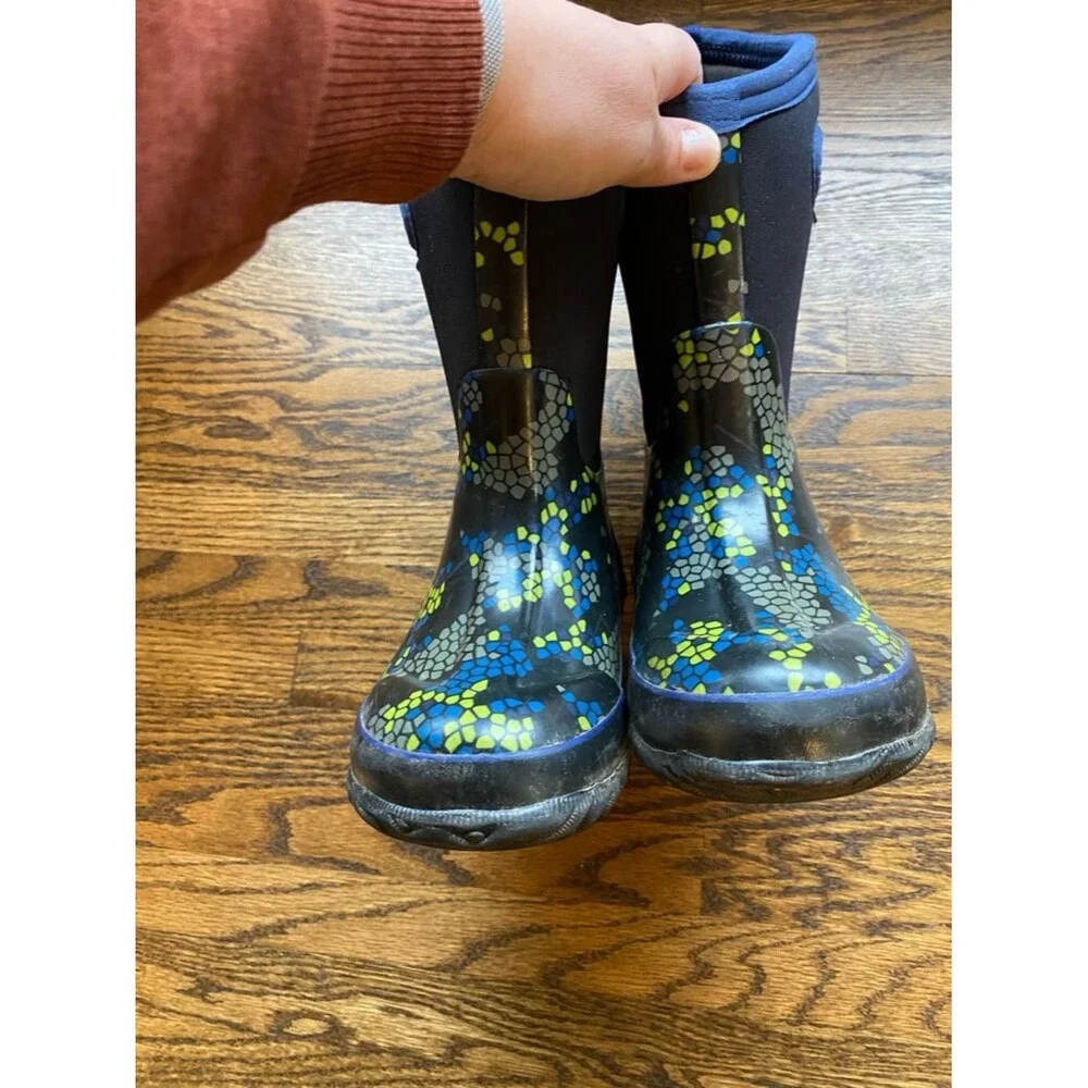 Bogs Kids' Classic winter boots waterproof insulated size US 12  -30ºF